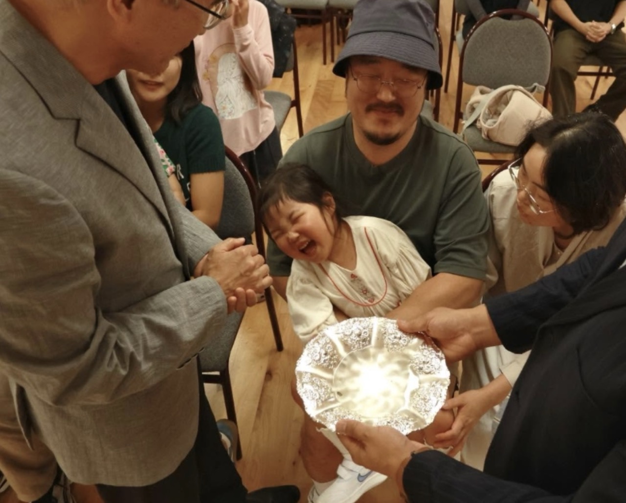 아이를 위해 함께 기도하며 축복하는 모습