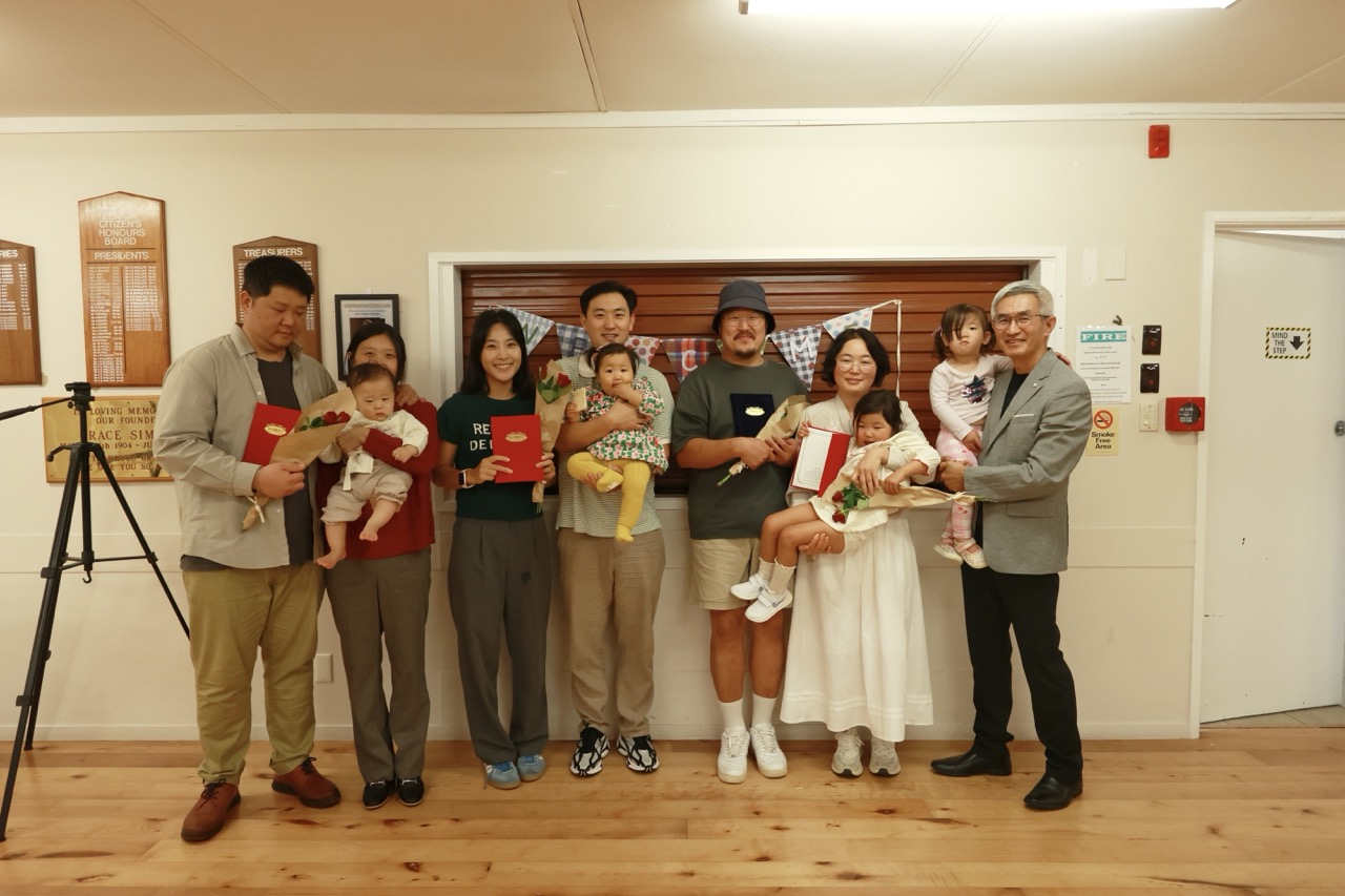 공동체가 함께 모여 축하하는 모습